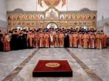 Епископ Павлово-Посадский Силуан возглавил соборное богослужение и собрание духовенства в храме Живоначальной Троицы в Троицке