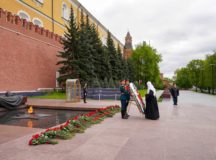 В канун 80-летия Победы Святейший Патриарх Кирилл возложил венок к могиле Неизвестного солдата у Кремлевской стены
