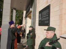 Клирик храма равноапостольных Мефодия и Кирилла в Ростокине освятил на «Мосфильме» памятную доску герою Великой Отечественной войны А.Я. Очкину