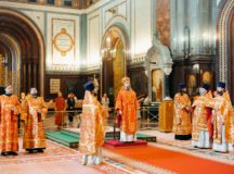 Митрополит Воскресенский Григорий совершил Литургию в Храме Христа Спасителя