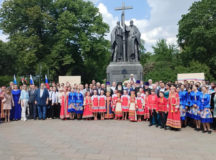 Молебное пение на Славянской площади совершили в день памяти равноапостольных Мефодия и Кирилла