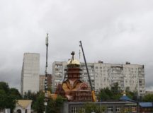 Установлен крест на купол строящегося храма священномученика Серафима, митрополита Петроградского, в Южном Бутове