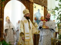 Митрополит Звенигородский Арсений возглавил Литургию в день престольного праздника храма Сошествия Святого Духа на Лазаревском кладбище