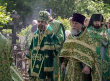 Архиепископ Зеленоградский Савва возглавил торжества по случаю престольного праздника в храме Сошествия Святого Духа на Даниловском кладбище