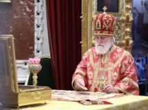 В праздник Положения ризы Господней в Москве Патриарший митрополит Крутицкий Павел совершил Литургию в Храме Христа Спасителя