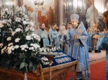 Митрополит Воскресенский Григорий совершил утреню с чином Погребения Пресвятой Богородицы в Храме Христа Спасителя