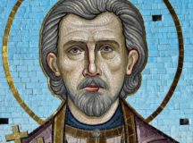 Состоялось освящение мозаичной иконы священномученика Александра Хотовицкого на фасаде храма на Донском кладбище