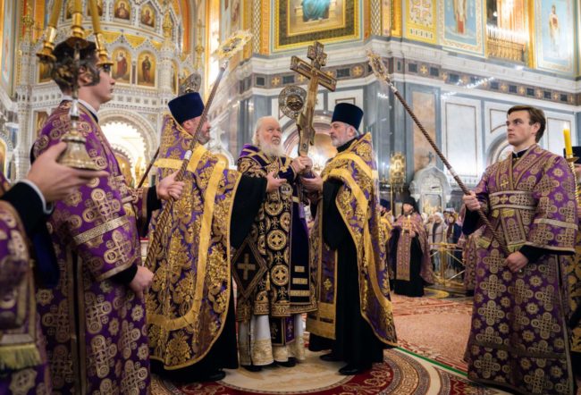 В канун праздника Воздвижения Креста Господня Святейший Патриарх Кирилл совершил всенощное бдение в Храме Христа Спасителя