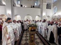 Митрополит Каширский Феогност совершил Литургию в храме Чуда Архангела Михаила в Хонех в Братееве