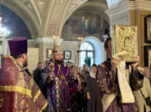 Епископ Истринский Серафим возглавил престольный праздник в храме Воздвижения Креста Господня на Чистом Вражке