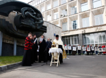 Клирик храма Живоначальной Троицы совершил панихиду у памятного креста у телецентра «Останкино»