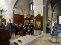 Митрополит Каширский Феогност совершил Литургию в Алексеевском монастыре