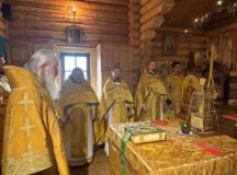Митрополит Каширский Феогност совершил Литургию в храме преподобного Алексия, человека Божия, в Садовниках