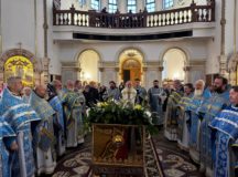 Митрополит Каширский Феогност совершил Литургию в храме Живоначальной Троицы в Орехове-Борисове