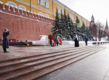 В День защитника Отечества Святейший Патриарх Кирилл возложил венок к могиле Неизвестного солдата у стен Московского Кремля