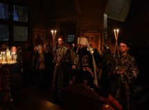 Митрополит Волоколамский Антоний совершил повечерие с чтением Великого канона преподобного Андрея Критского в храме святителя Николая Мирликийского у Соломенной Сторожки