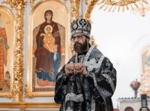 Архиепископ Зеленоградский Савва возглавил Литургию Преждеосвященных Даров в храме равноапостольных Константина и Елены в Митине