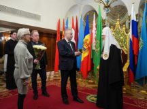 Святейшему Патриарху Кириллу передана награда лауреата просветительской премии «Знание» за программу «Слово пастыря»