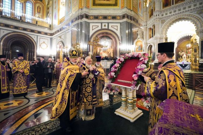 В канун Недели Крестопоклонной Святейший Патриарх Кирилл совершил всенощное бдение с чином выноса Креста в Храме Христа Спасителя