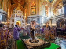 В Неделю Крестопоклонную Предстоятель Русской Церкви совершил Литургию в Храме Христа Спасителя