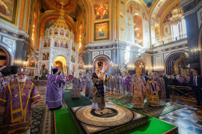 В Неделю Крестопоклонную Предстоятель Русской Церкви совершил Литургию в Храме Христа Спасителя