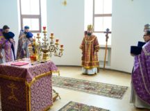 Митрополит Звенигородский Арсений совершил Литургию Преждеосвященных Даров в храме Усекновения главы Иоанна Предтечи в поселке Северный