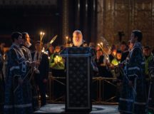 Святейший Патриарх Кирилл совершил утреню Великого Пятка с чтением двенадцати Страстных Евангелий в Храме Христа Спасителя