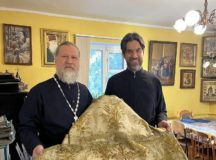 Храм Владимирской иконы Божией Матери в Виноградове передал старинные облачения и утварь в церковные музеи