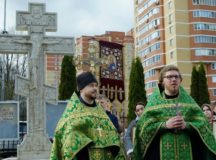 Поклонный крест на месте строительства храма Сретения Господня в Московском установят этим летом