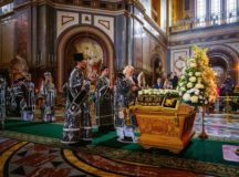 В пятницу Страстной седмицы Святейший Патриарх Кирилл совершил вечерню с выносом Плащаницы Спасителя в Храме Христа Спасителя
