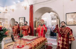 Митрополит Воскресенский Григорий совершил Литургию в храме апостола Иакова Зеведеева в Казенной Слободе