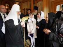 Святейший Патриарх Кирилл встретился с родными почившего иерея Сергия Куксова