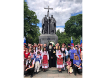 Молебное пение на Славянской площади совершили в день памяти равноапостольных Мефодия и Кирилла
