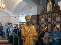 Епископ Павлово-Посадский Силуан совершил Литургию в храме Живоначальной Троицы в Ознобишине