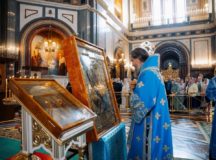 В праздник Владимирской иконы Божией Матери митрополит Воскресенский Григорий совершил Литургию в Храме Христа Спасителя