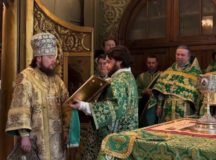 Епископ Истринский Серафим совершил Литургию в храме Сошествия Святого Духа на Даниловском кладбище