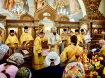 Митрополит Звенигородский Арсений совершил Литургию с сурдопереводом в храме Всех святых, в земле Российской просиявших, в Новокосине