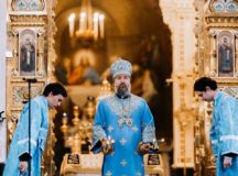 Митрополит Воскресенский Григорий совершил Литургию в Храме Христа Спасителя в день празднования Владимирской иконы Божией Матери