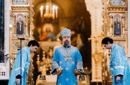 Митрополит Воскресенский Григорий совершил Литургию в Храме Христа Спасителя в день празднования Владимирской иконы Божией Матери