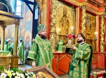 Митрополит Звенигородский Арсений совершил Литургию в Архангельском соборе Московского Кремля