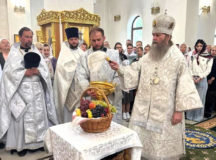 Епископ Павлово-Посадский Силуан совершил Литургию в храме Преображения Господня в Коммунарке