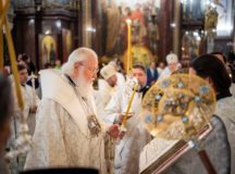 В канун праздника Преображения Господня Святейший Патриарх Кирилл совершил всенощное бдение в Храме Христа Спасителя и возглавил встречу мощей святителя Спиридона Тримифунтского