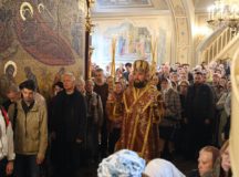 Митрополит Звенигородский Арсений возглавил престольный праздник в храме Воздвижения Креста Господня в Алтуфьеве