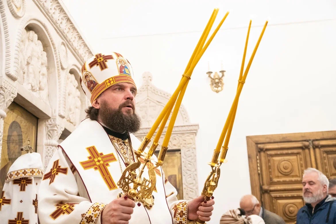 Митрополит Звенигородский Арсений Литургию в храме священномученика Владимира, митрополита Киевского и Галицкого, в Свиблове