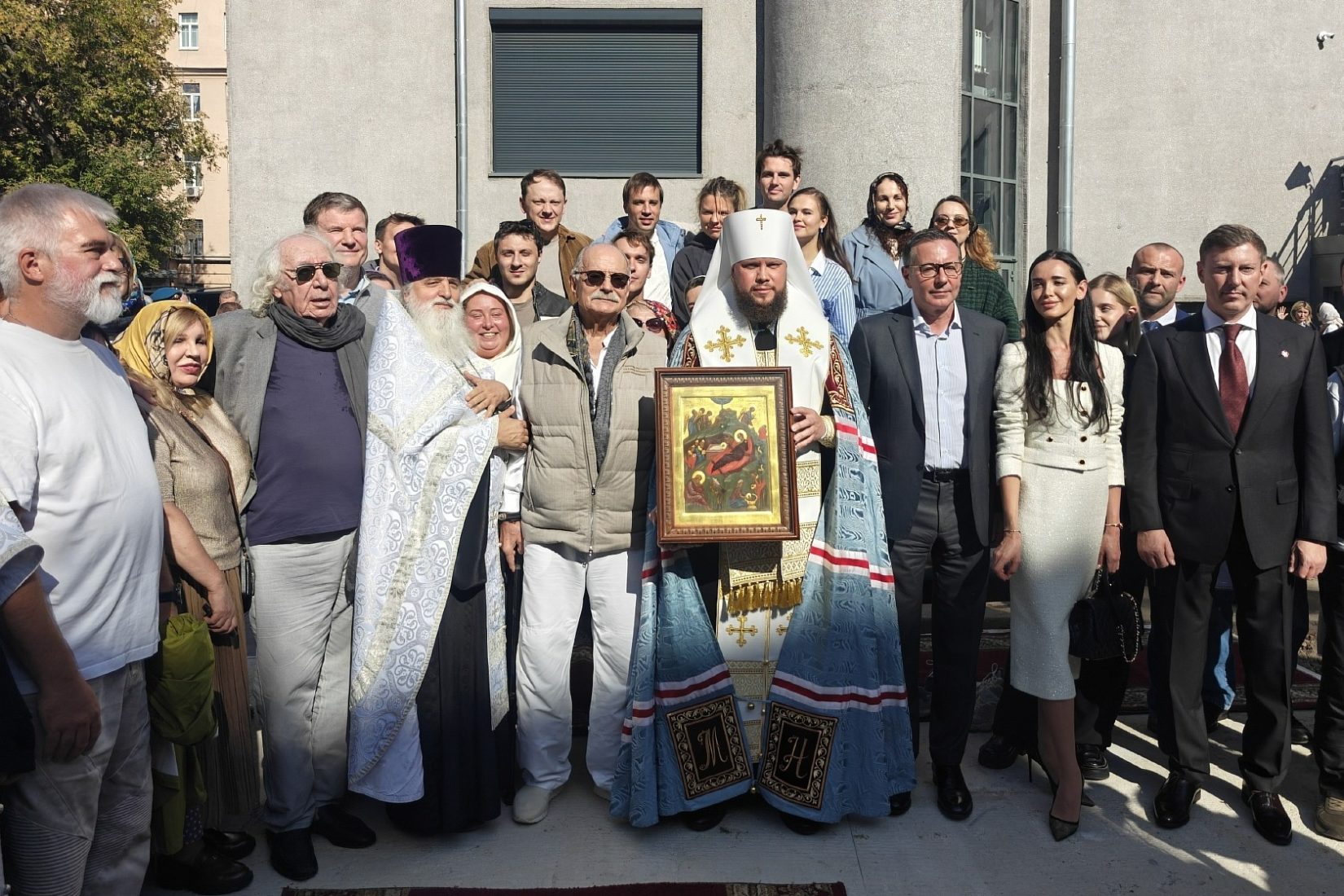 Председатель Финансово-хозяйственного управления освятил закладной камень в основание храма Рождества Христова на территории театра «Мастерская "12" Никиты Михалкова»